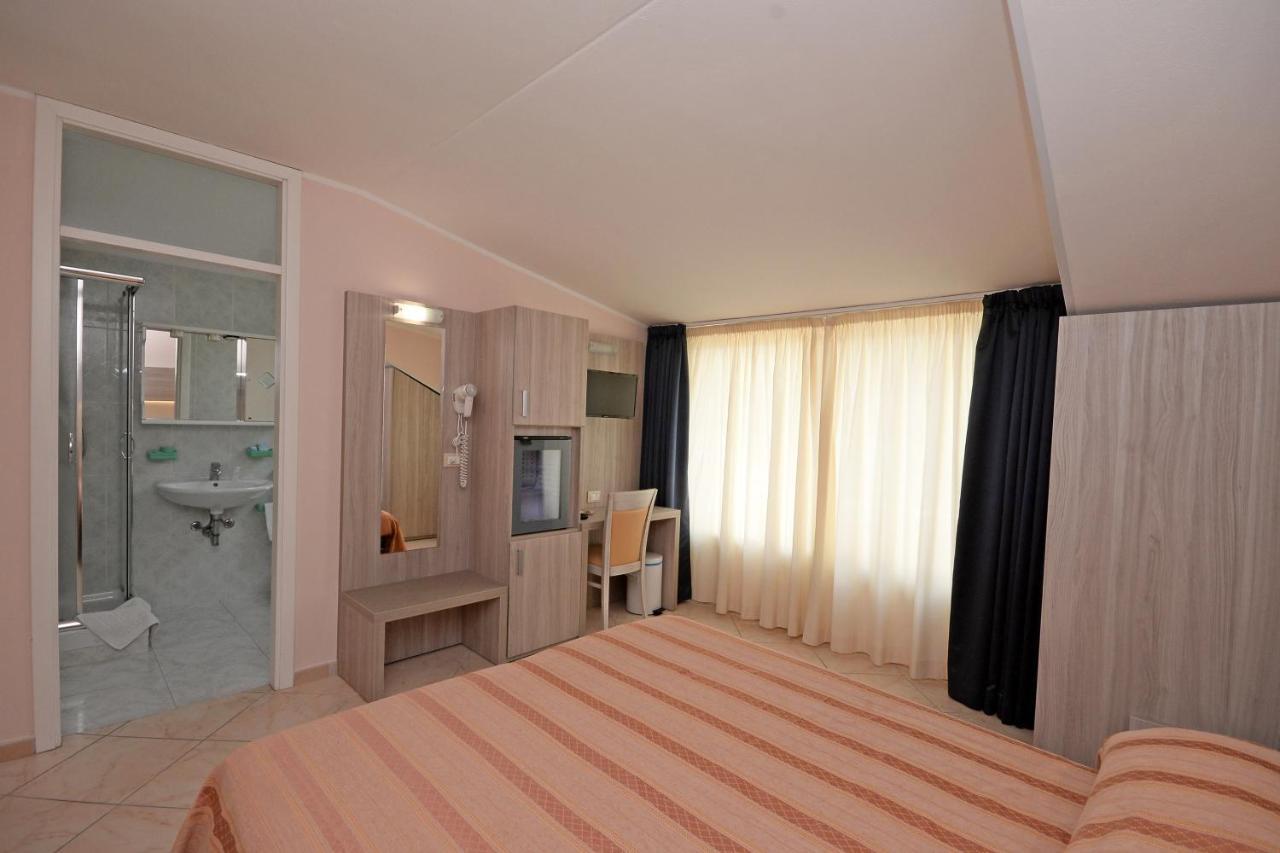 Hotel Concorde Чезенатико Экстерьер фото